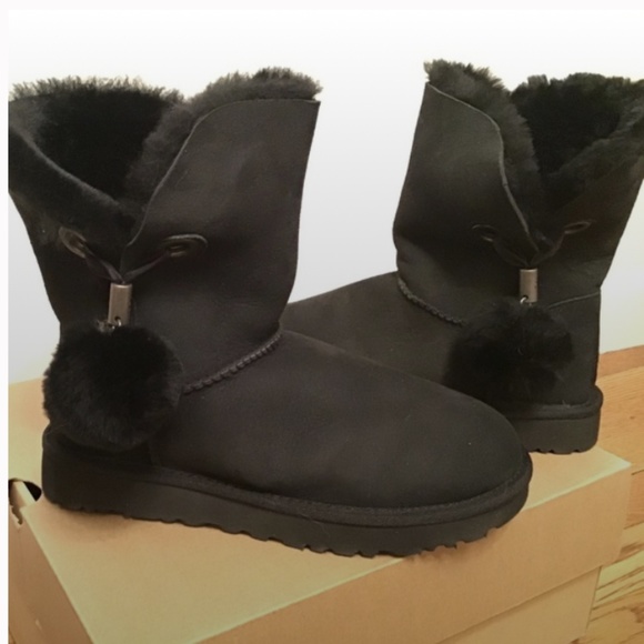 🔥Pom Pom UGG Short IRINA STAR CHARM Black Size 7 in Box - Picture 5 of 5